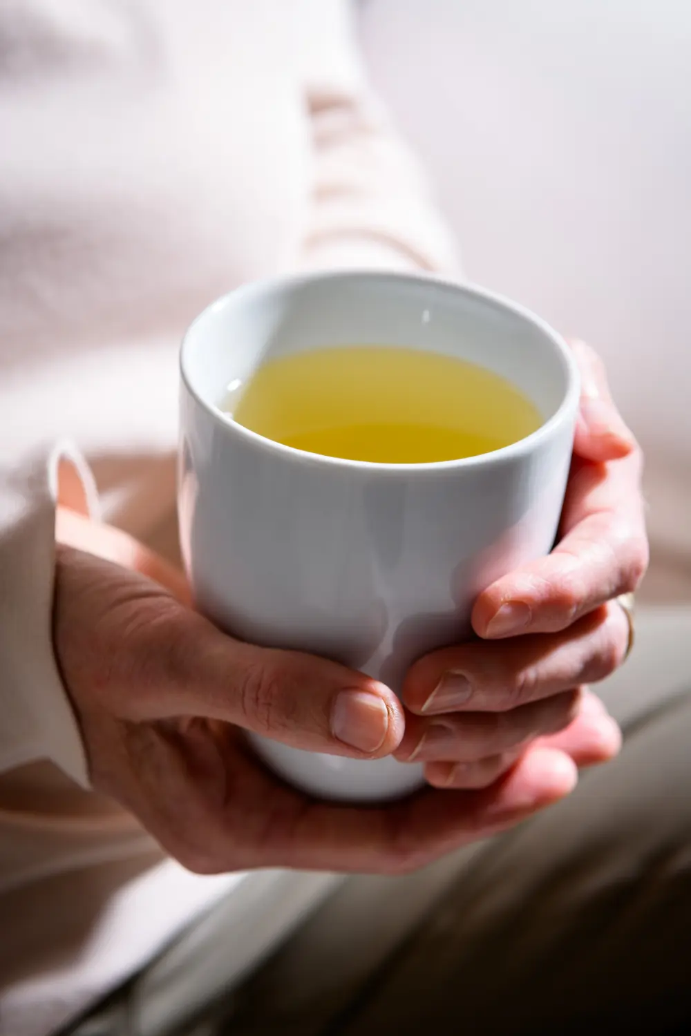 Silke Pescher hält eine Tasse Kaffee